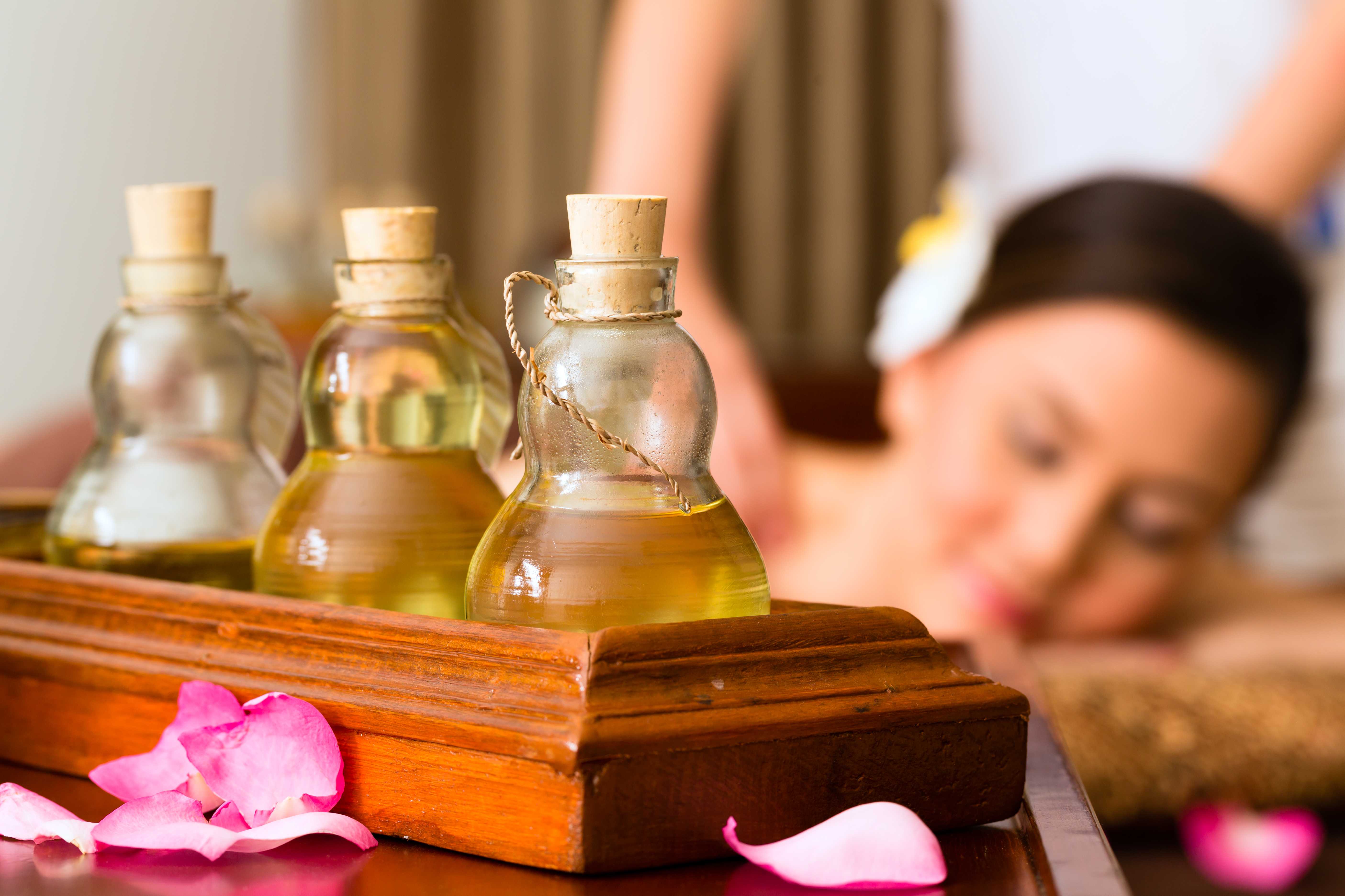 70mins Essential oil back massage,Thai massage