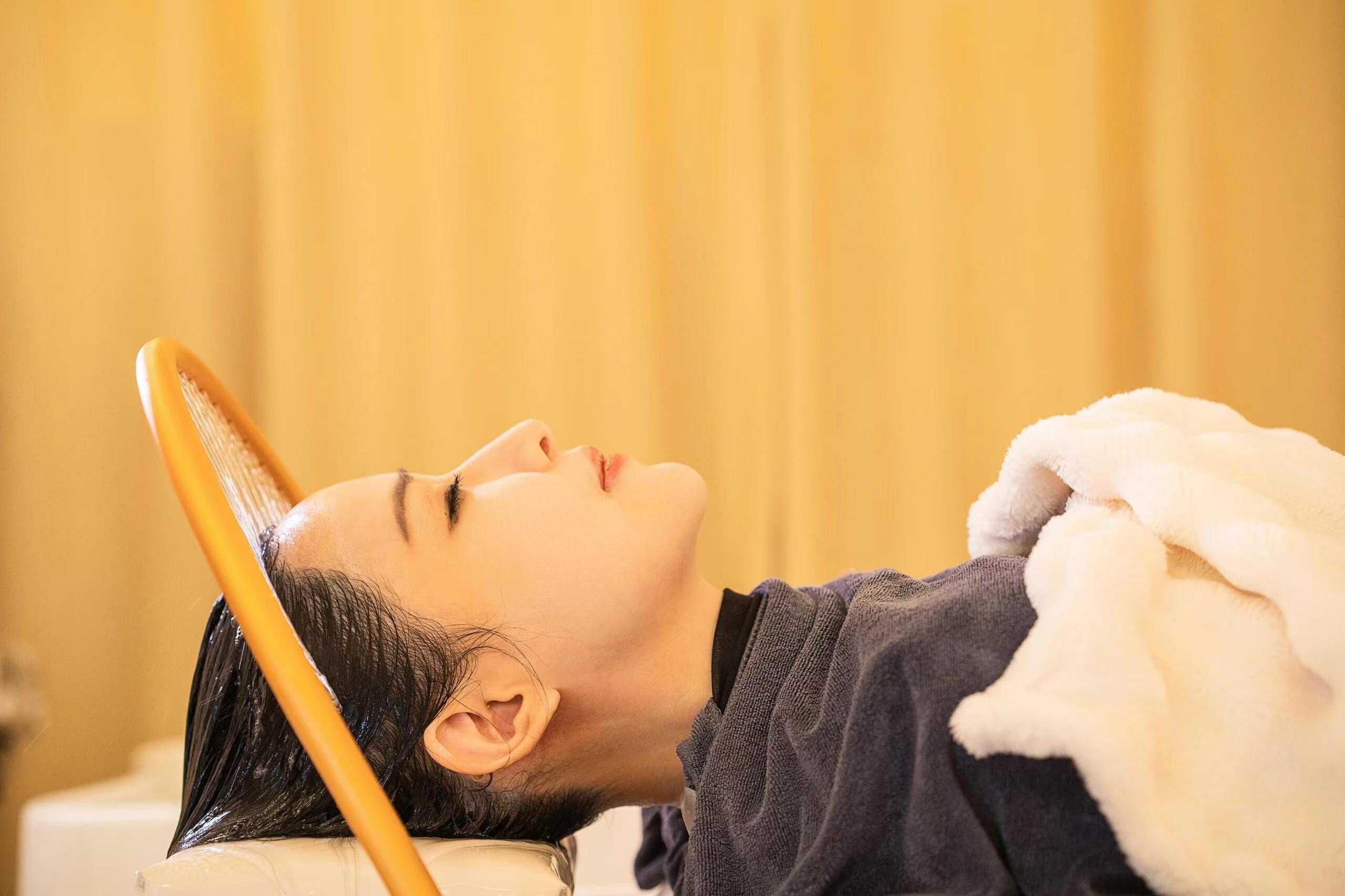 75min (scalp treatment + steam shoulders neck, arms, and hands)
